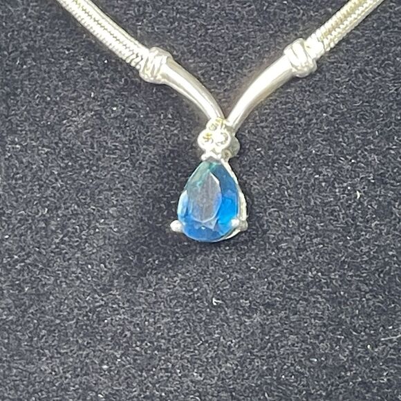 Signed Avon 2003 Faceted Pear Shaped Faux Glass Sapphire Silver Tone Necklace - Picture 4 of 16